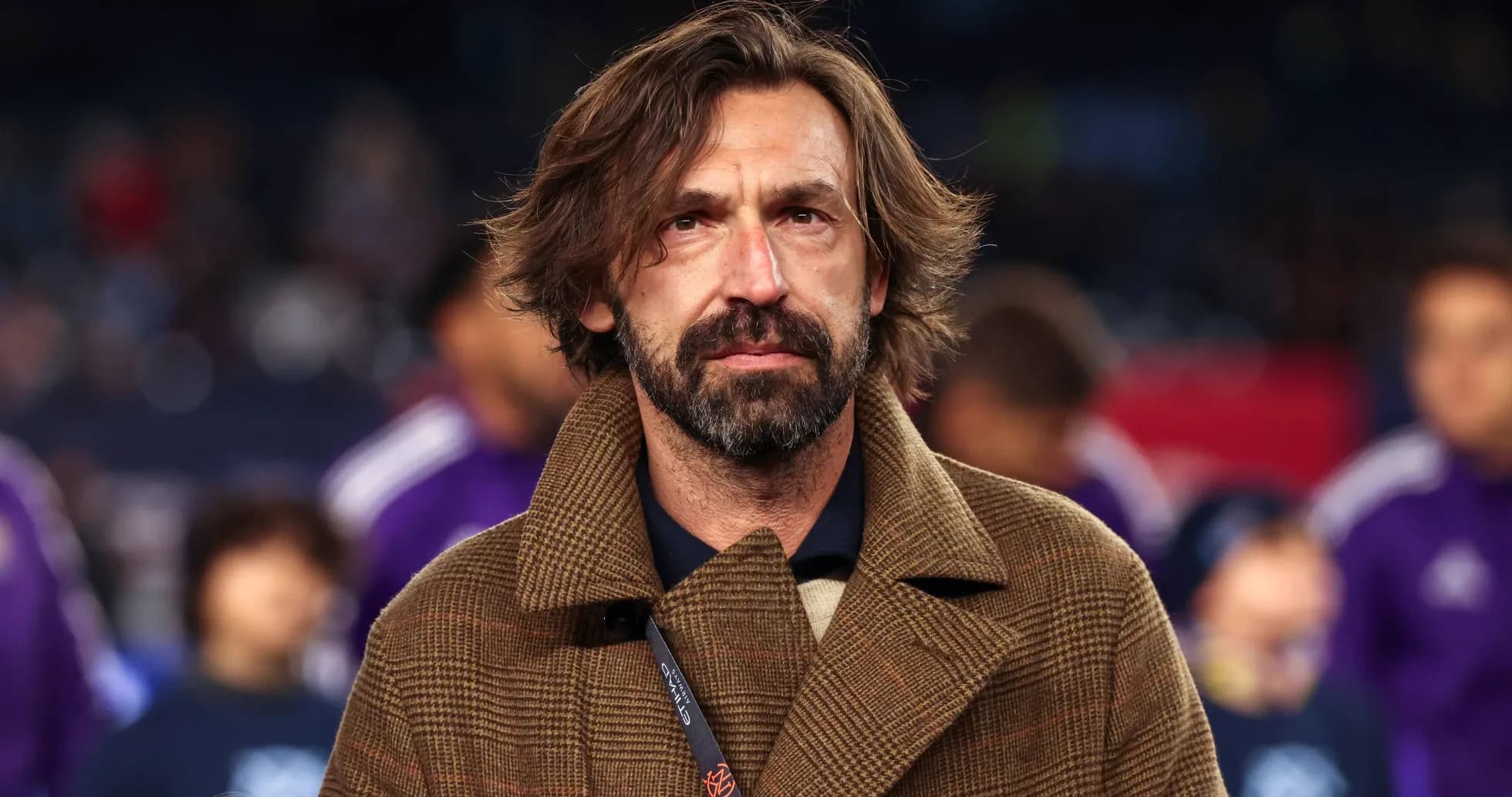 Entrenador en la cancha antes del partido