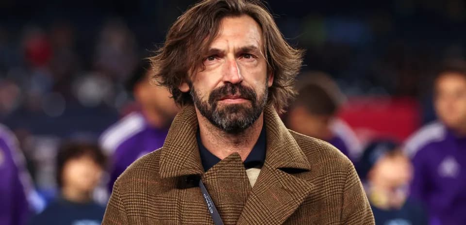 Entrenador en la cancha antes del partido