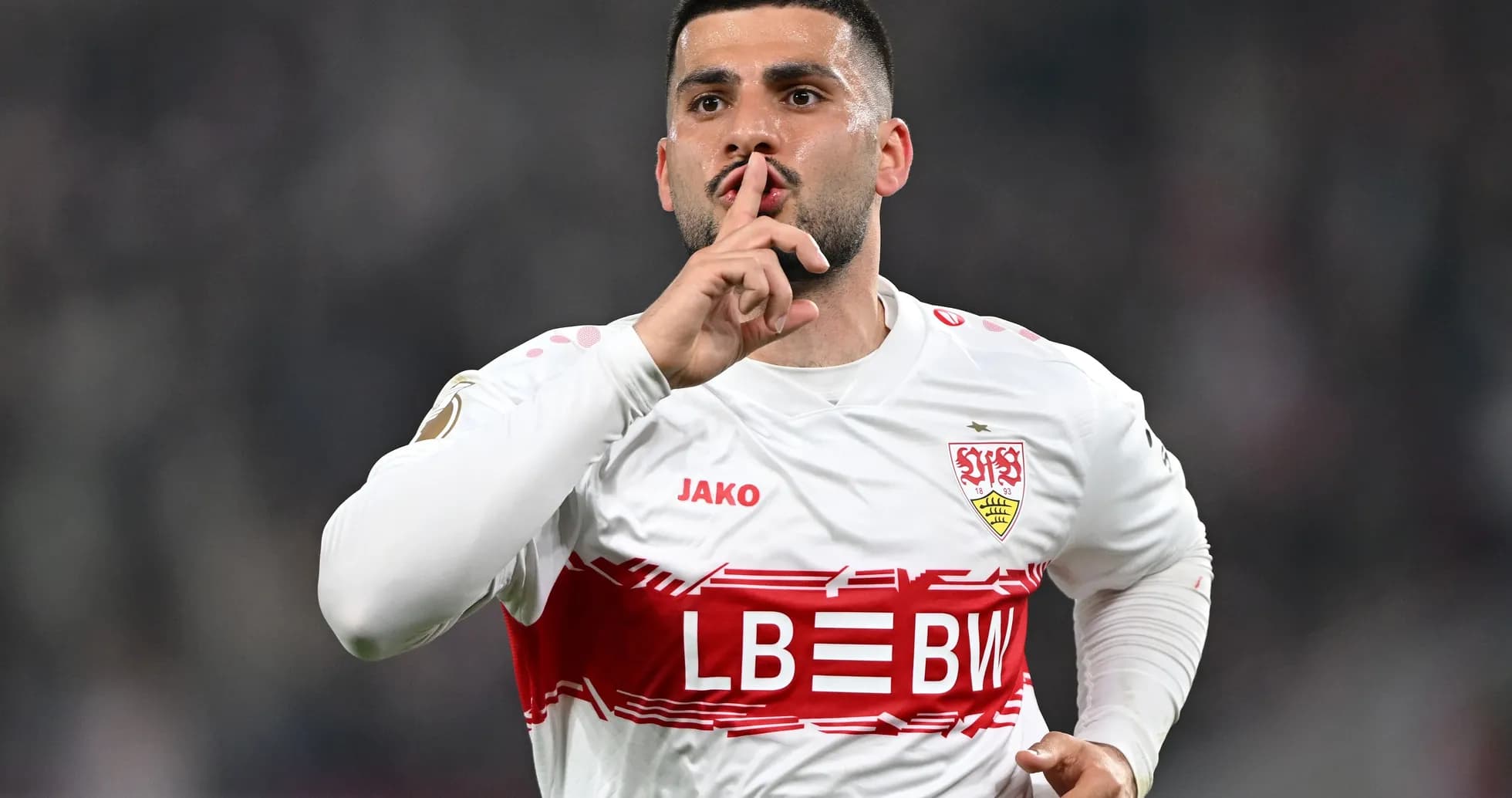 Jugador del Stuttgart pidiendo silencio tras anotar gol