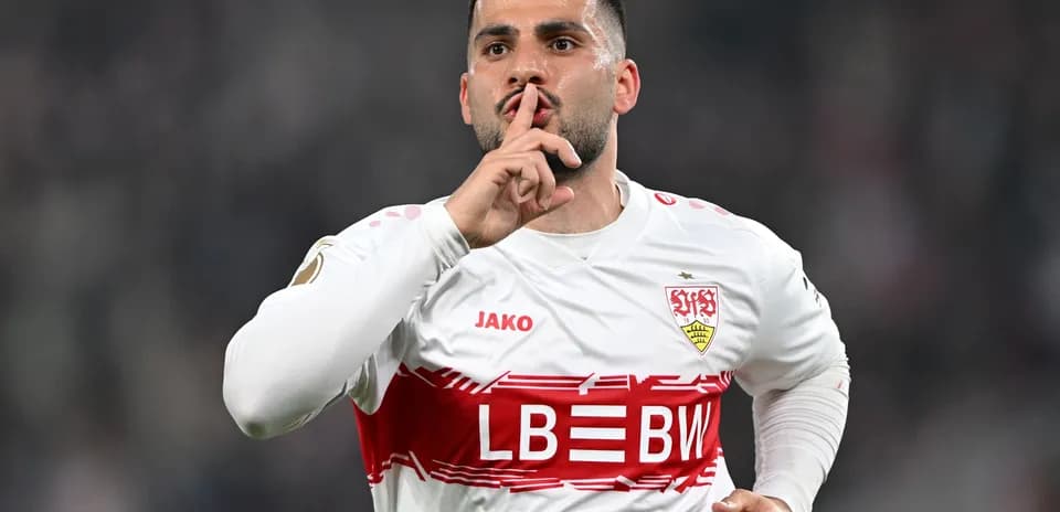 Jugador del Stuttgart pidiendo silencio tras anotar gol