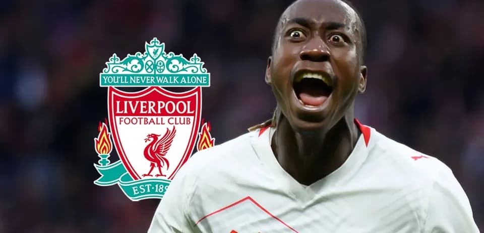 Jugador celebrando con el logo de Liverpool al fondo