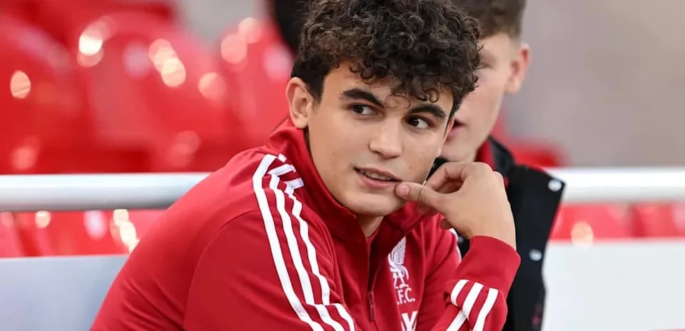 Jugador de Liverpool sentado en la grada del estadio