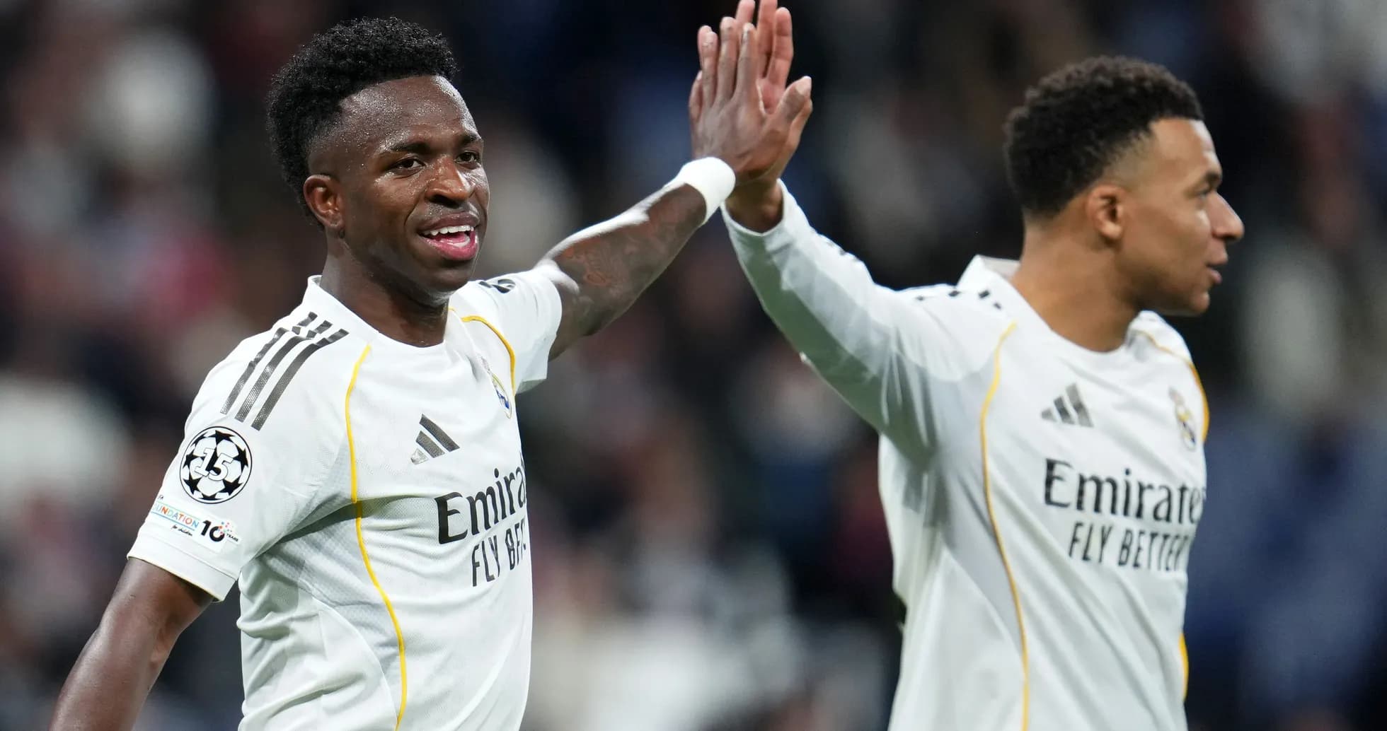 Vinícius Júnior y Kylian Mbappé celebrando en el campo