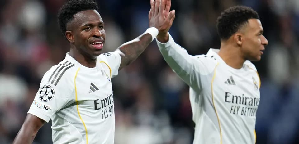 Vinícius Júnior y Kylian Mbappé celebrando en el campo