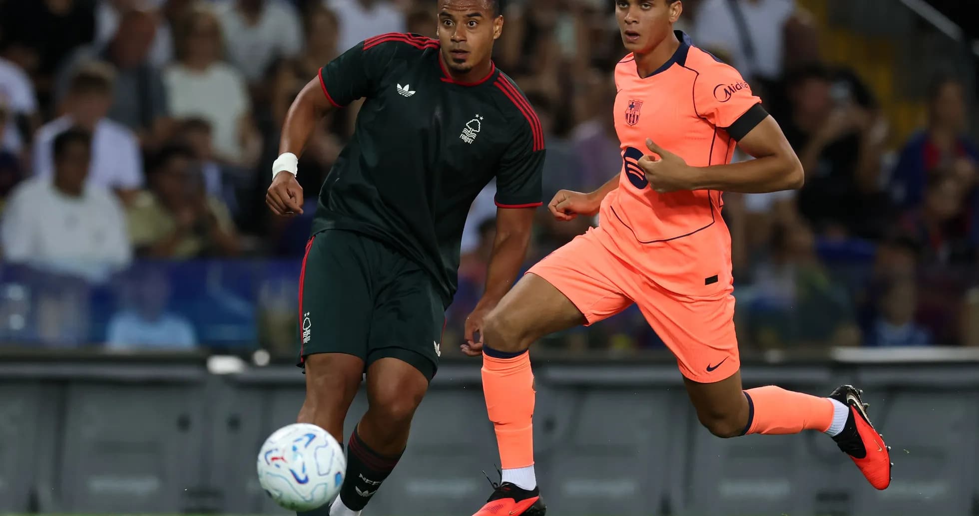 Dos jugadores corriendo tras el balón en un partido