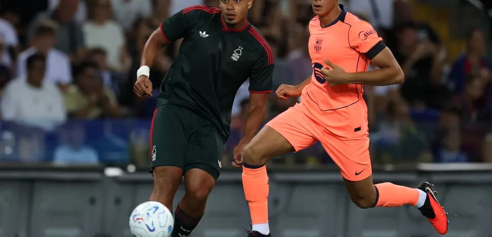 Dos jugadores corriendo tras el balón en un partido