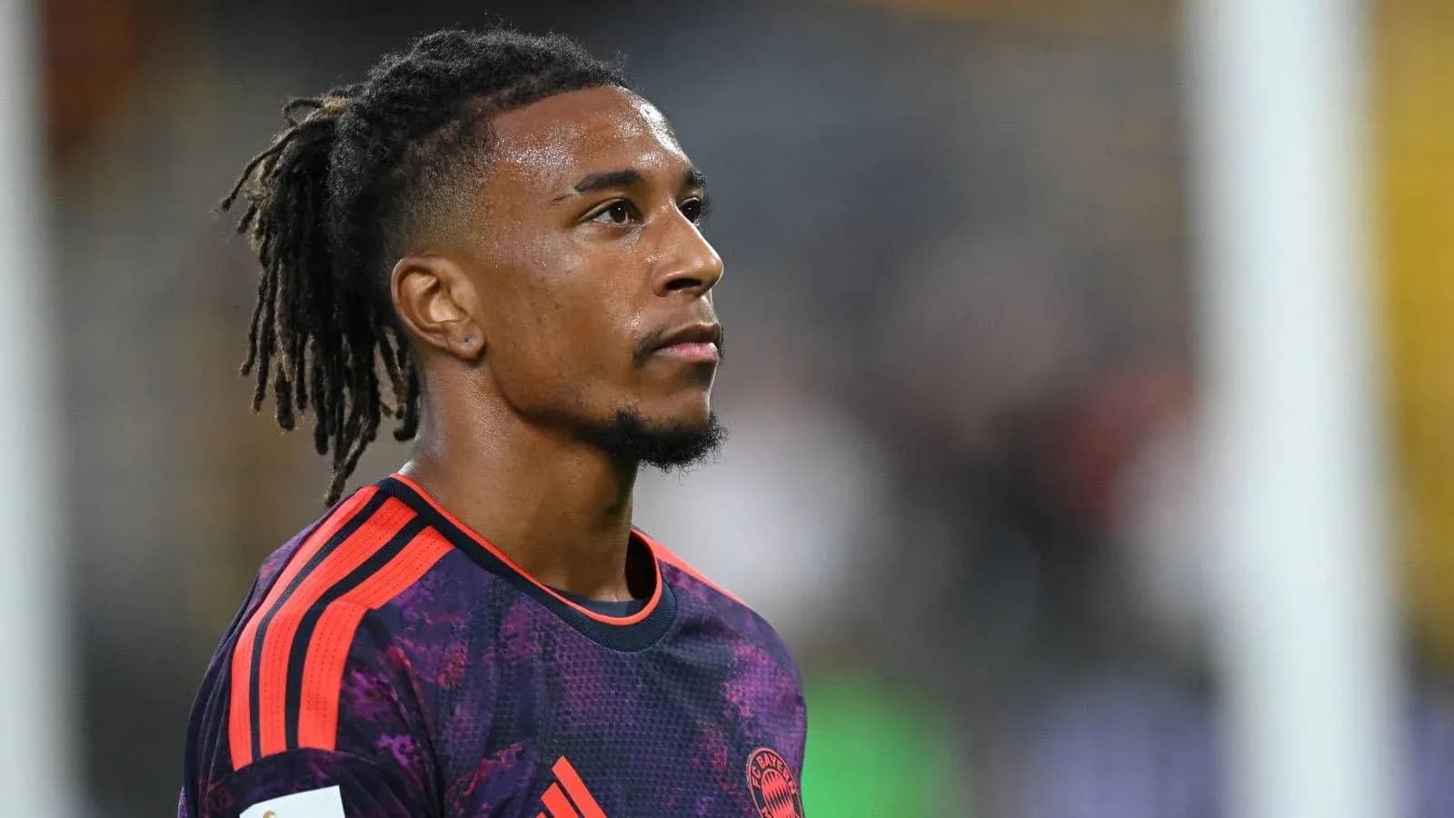 Jugador con camiseta de entrenamiento de Bayern Munich