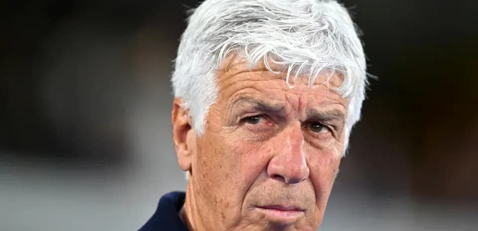 Entrenador con cabello canoso mirando hacia la cámara