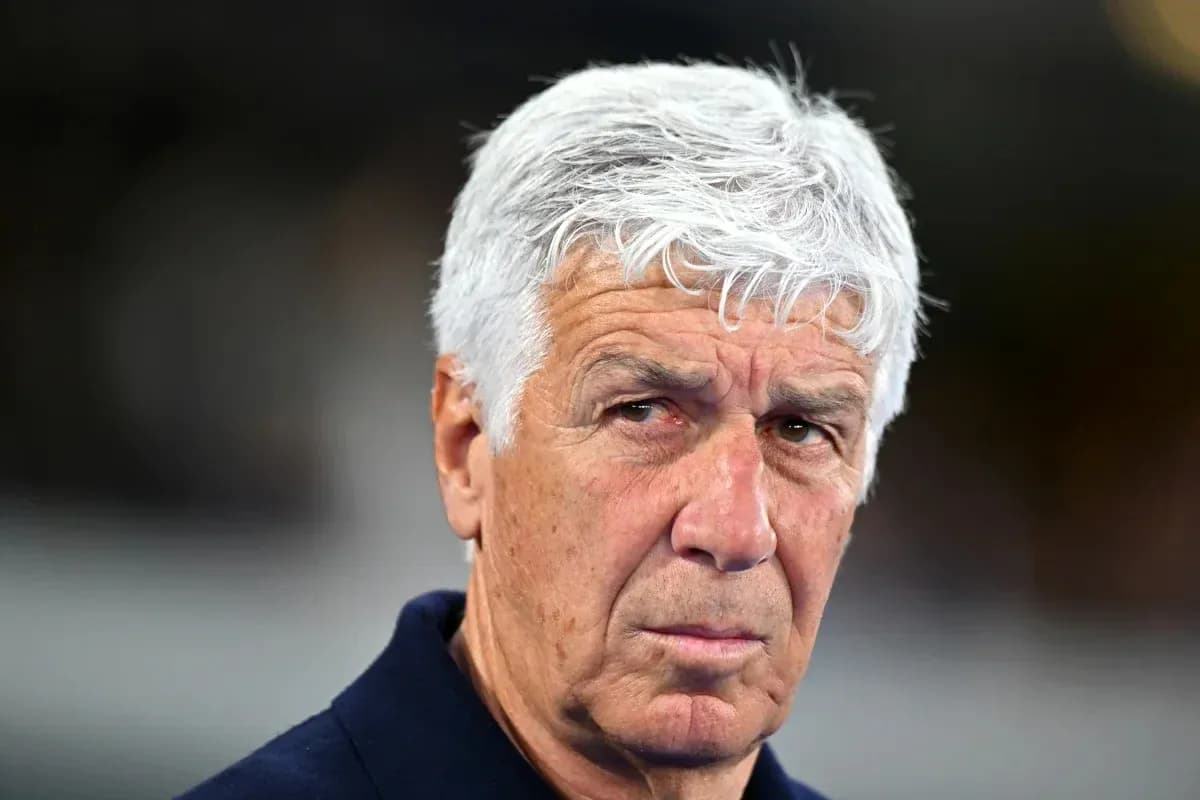 Entrenador con cabello canoso mirando hacia la cámara