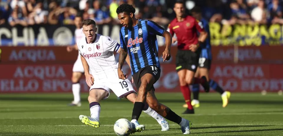 Jugador de Atalanta driblando a un jugador de Bologna