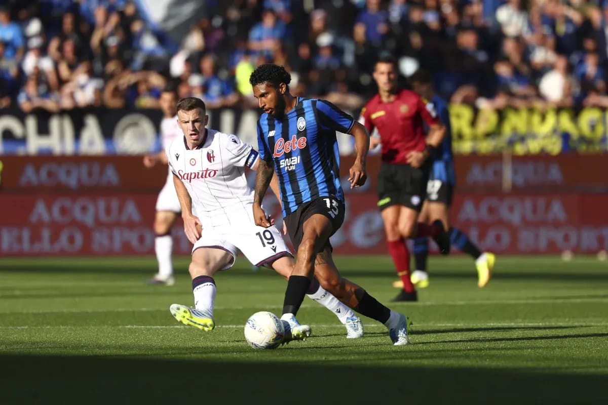 Jugador de Atalanta driblando a un jugador de Bologna