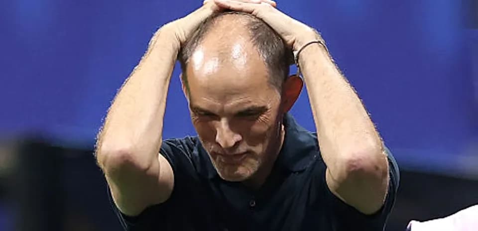 Entrenador con manos en la cabeza durante el partido