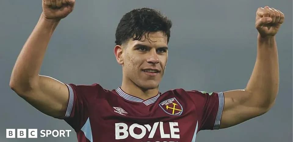 Jugador de West Ham celebrando con los brazos en alto