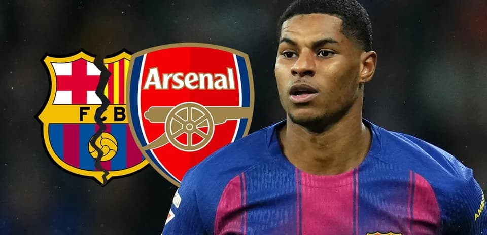 Jugador de Barcelona frente a escudos de Arsenal y Barcelona