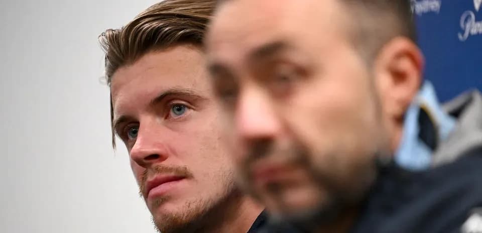 Dos hombres en una conferencia de prensa