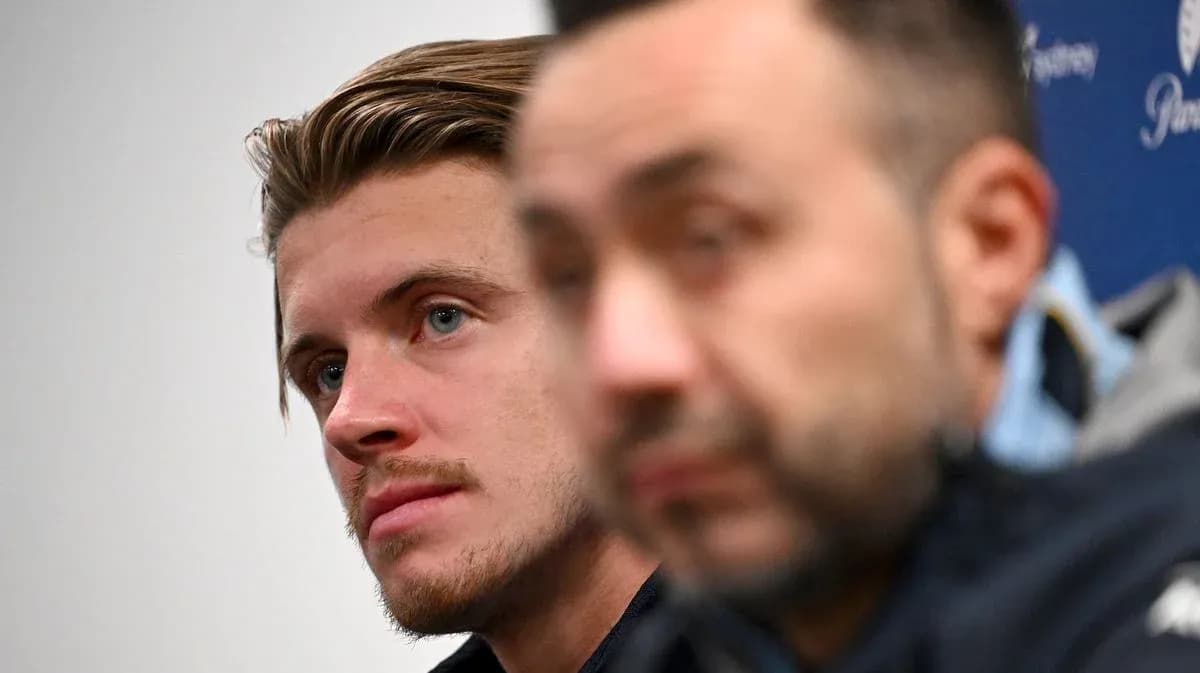 Dos hombres en una conferencia de prensa