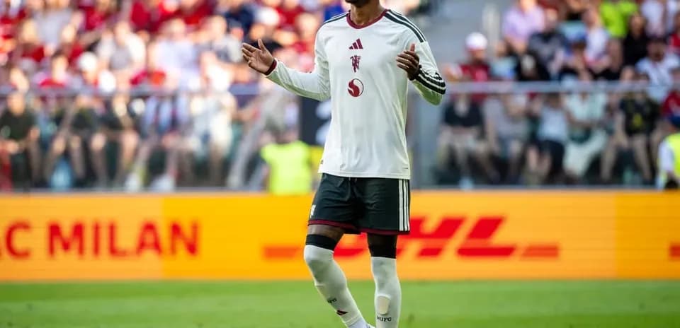 Jugador de fútbol en el campo durante un partido