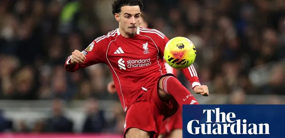 Jugador de Liverpool controla el balón durante el partido