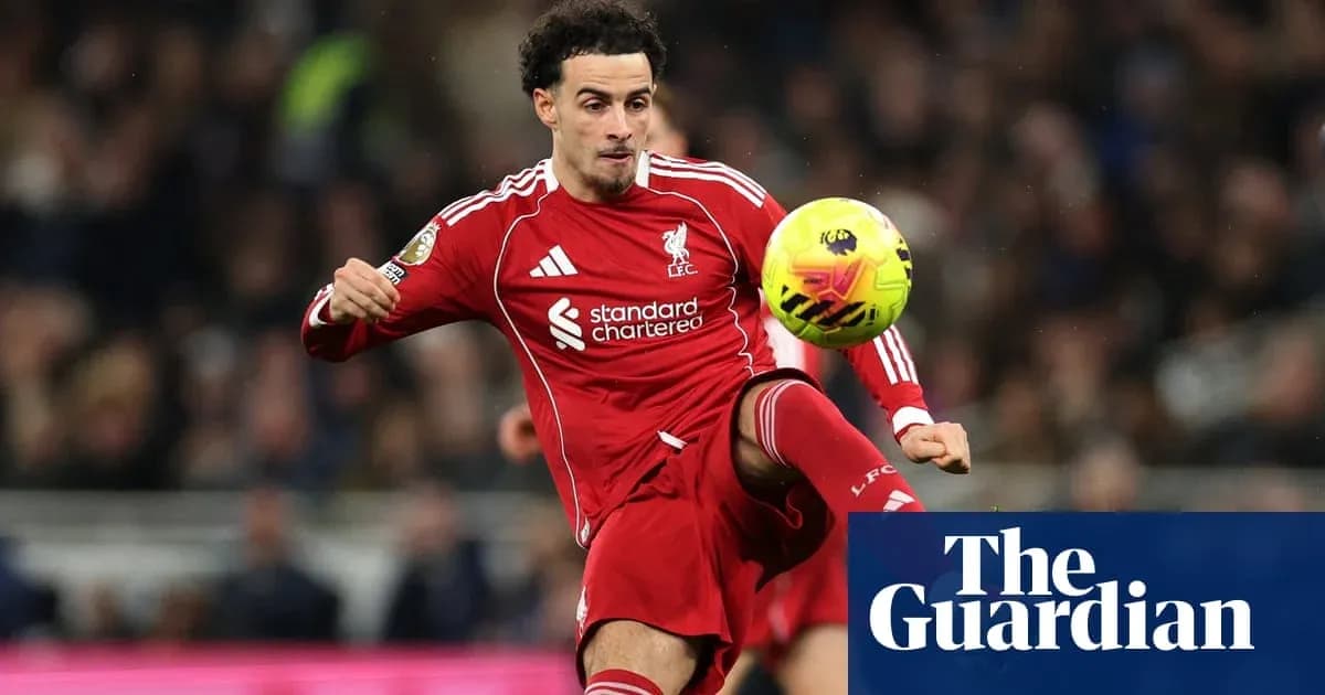 Jugador de Liverpool controla el balón durante el partido