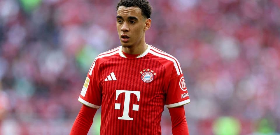 Jugador de Bayern Múnich en el campo durante partido