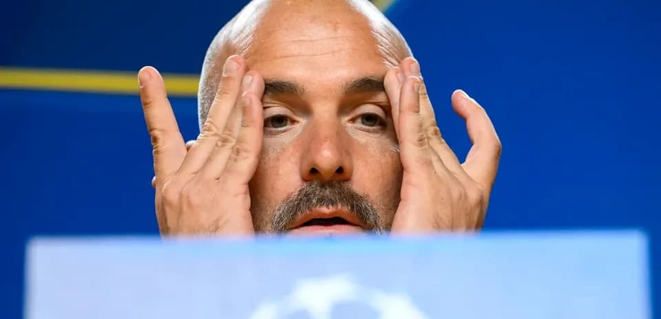 Entrenador en conferencia de prensa mostrando preocupación
