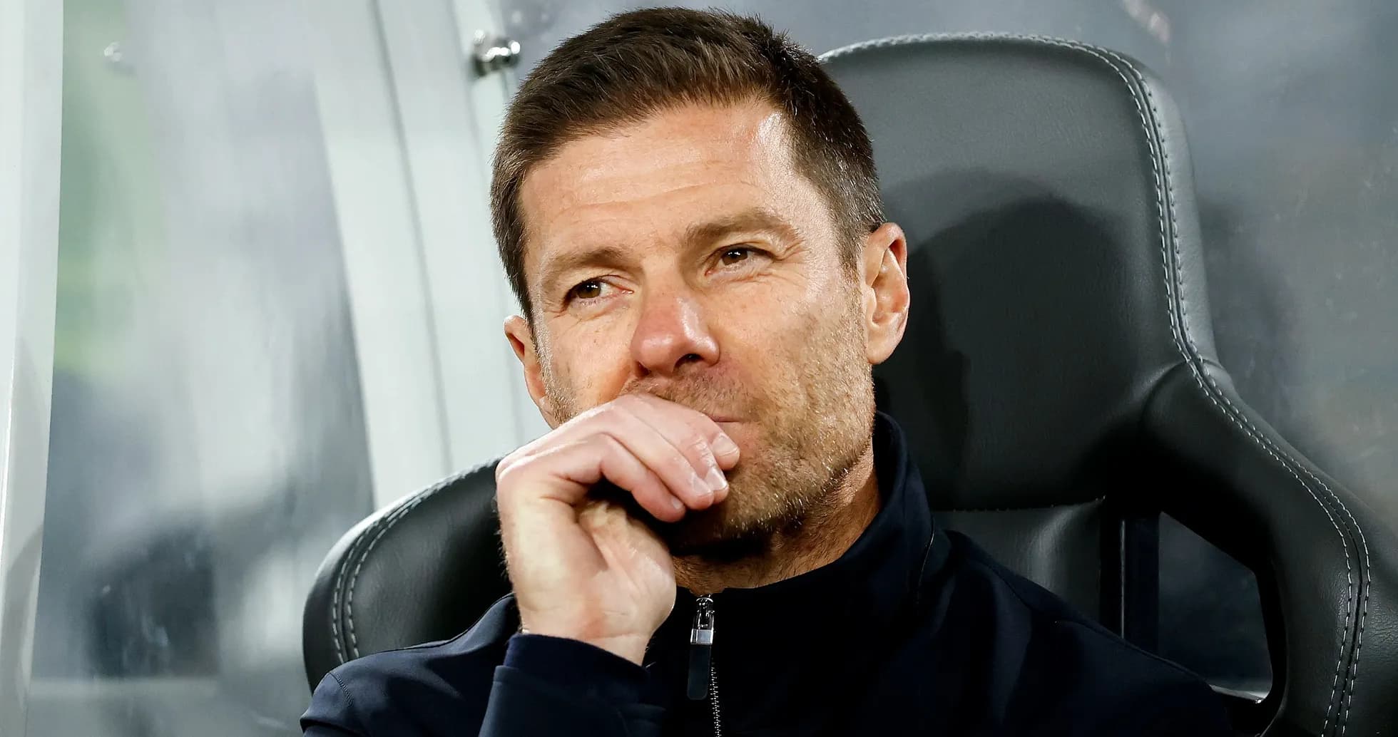 Entrenador sentado en el banquillo durante el partido