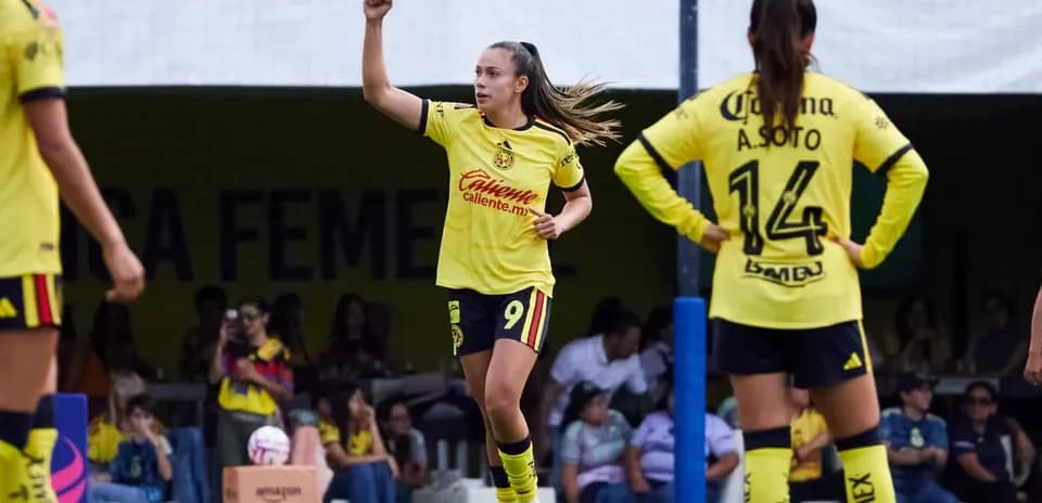 Jugadora celebra gol durante el partido