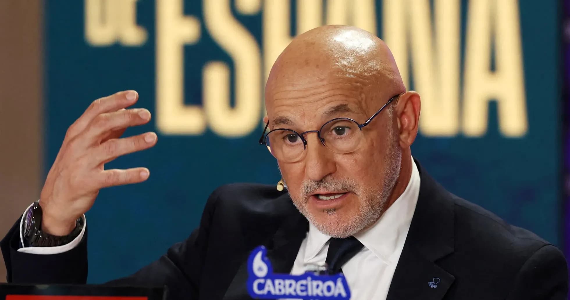 Hombre hablando en conferencia de prensa con micrófono