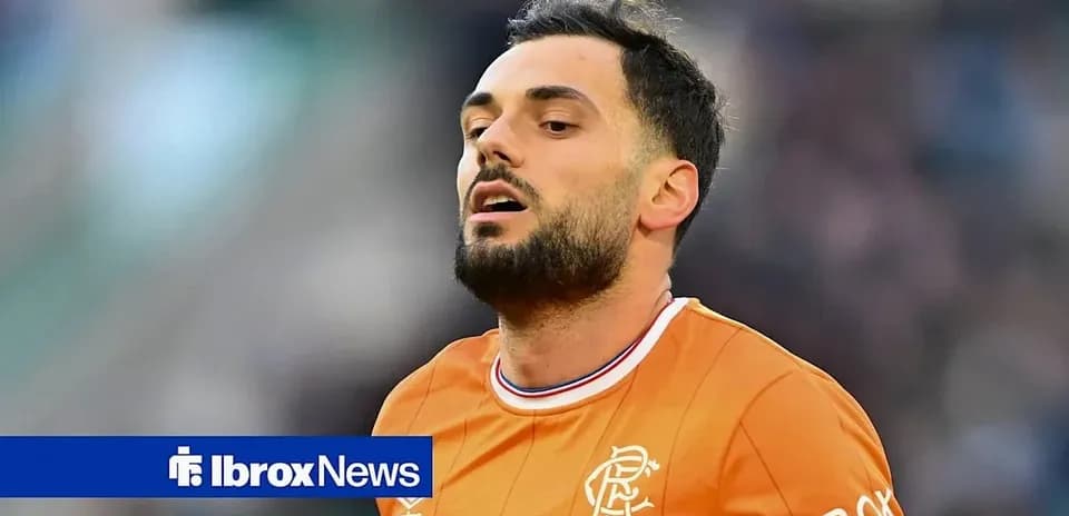 Jugador de Rangers en camiseta naranja durante el partido