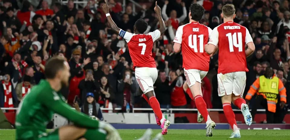 Saka celebra un gol en el partido