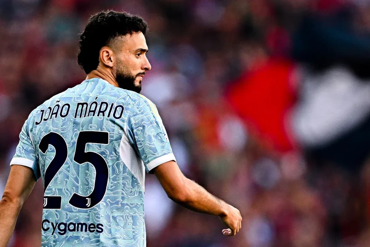 Jugador con camiseta de João Mário en acción