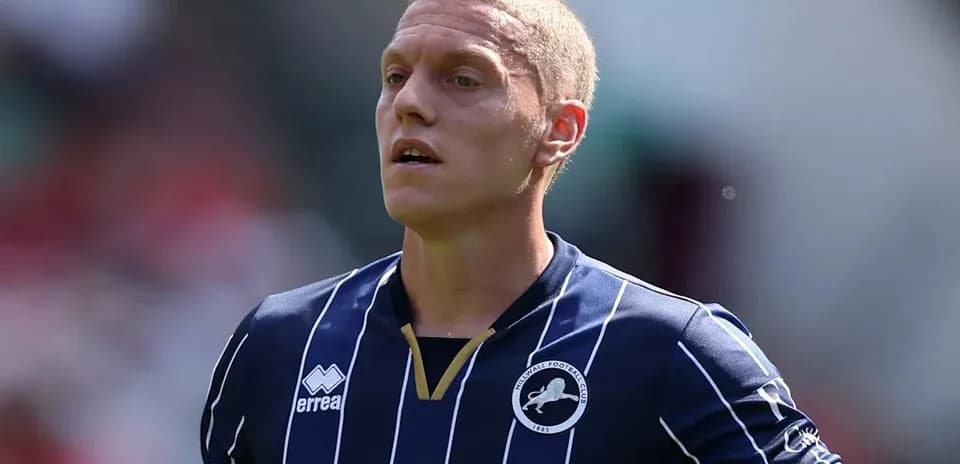 Jugador de fútbol en uniforme de Millwall en el campo