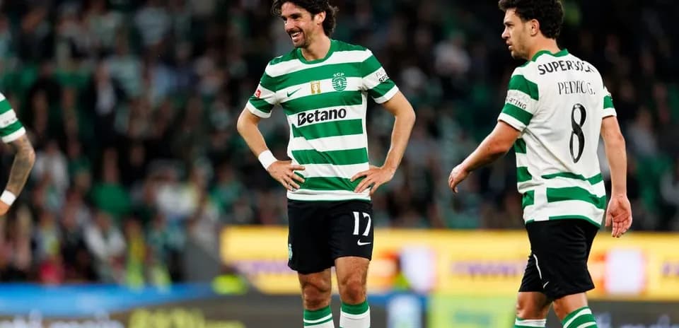 Jugadores de Sporting CP en el campo durante partido