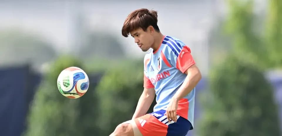 Jugador japonés realizando ejercicio con balón en entrenamiento