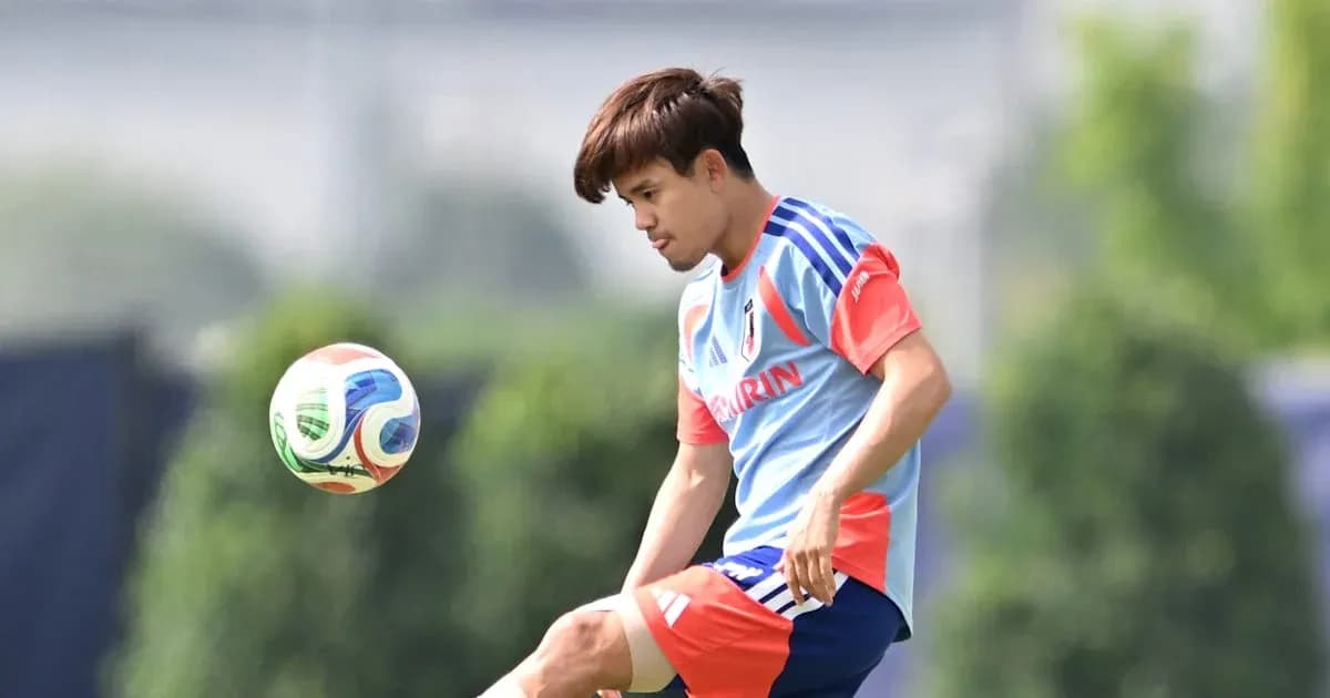 Jugador japonés realizando ejercicio con balón en entrenamiento
