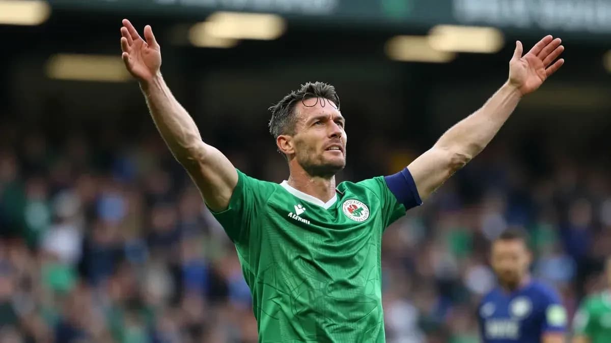 Jugador de Shamrock Rovers celebrando en el partido