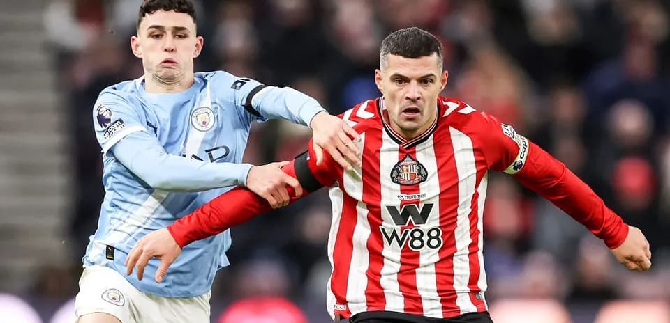 Phil Foden y jugador de Sunderland en acción