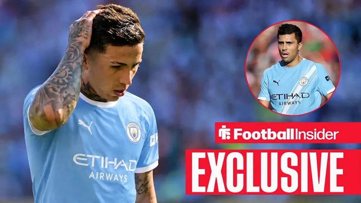Jugador de Manchester City con camiseta azul en el campo