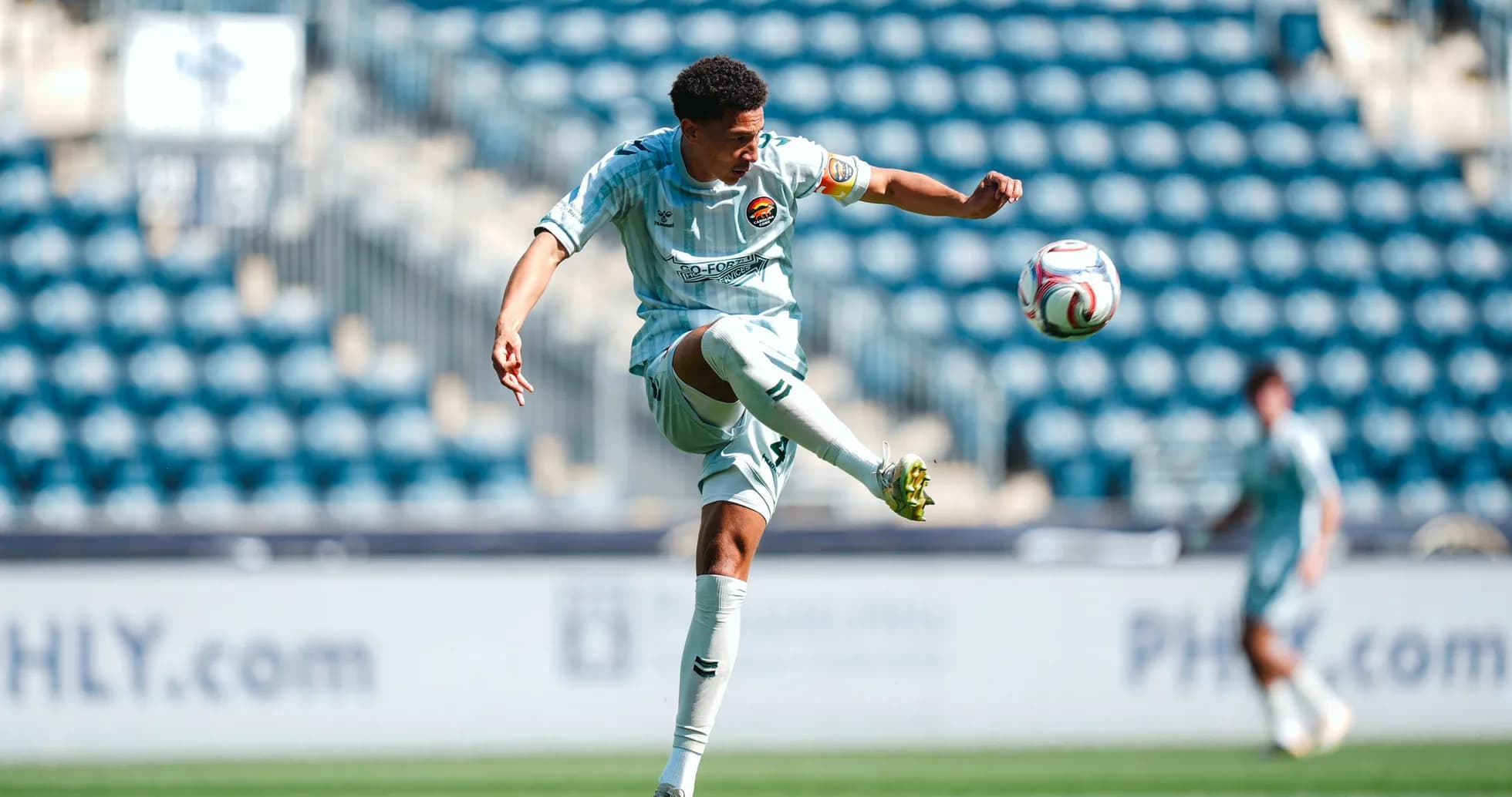 Jugador de Huntsville City disparando el balón