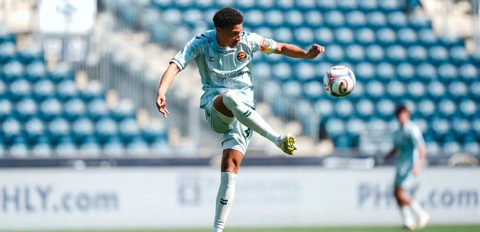 Jugador de Huntsville City disparando el balón