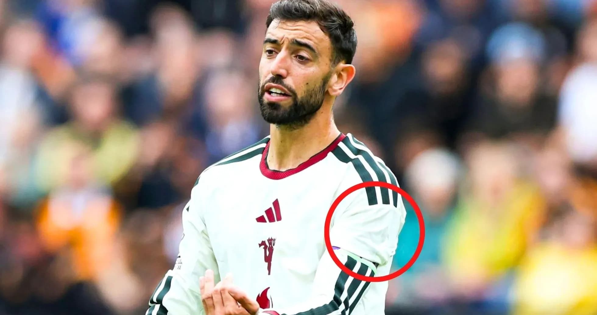Jugador señalando en el campo durante un partido