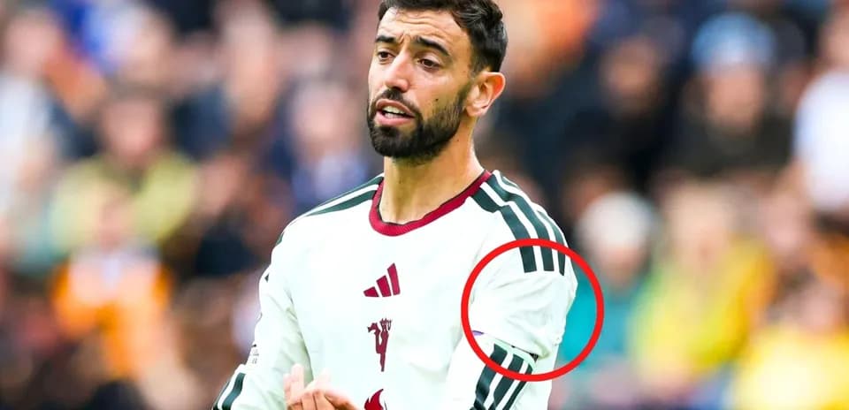 Jugador señalando en el campo durante un partido