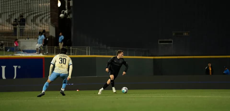Jugador en acción durante el partido de fútbol