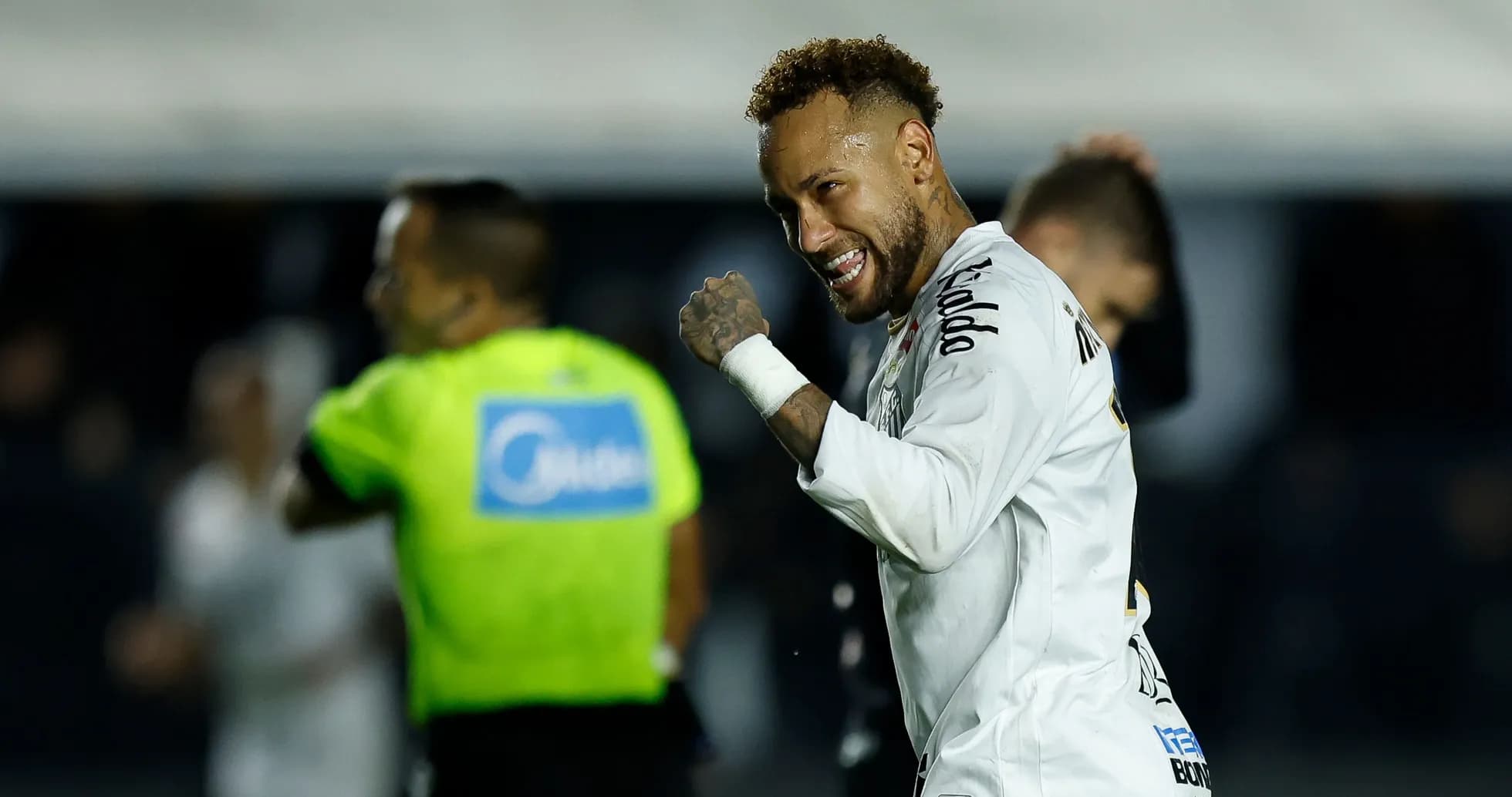 Neymar celebrando tras marcar un gol en el partido