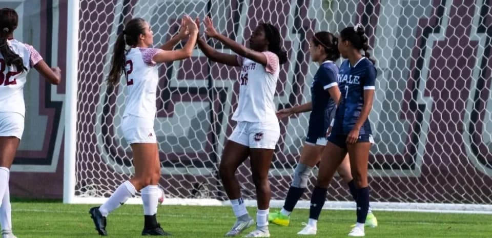 Jugadoras celebrando un gol en el partido de fútbol