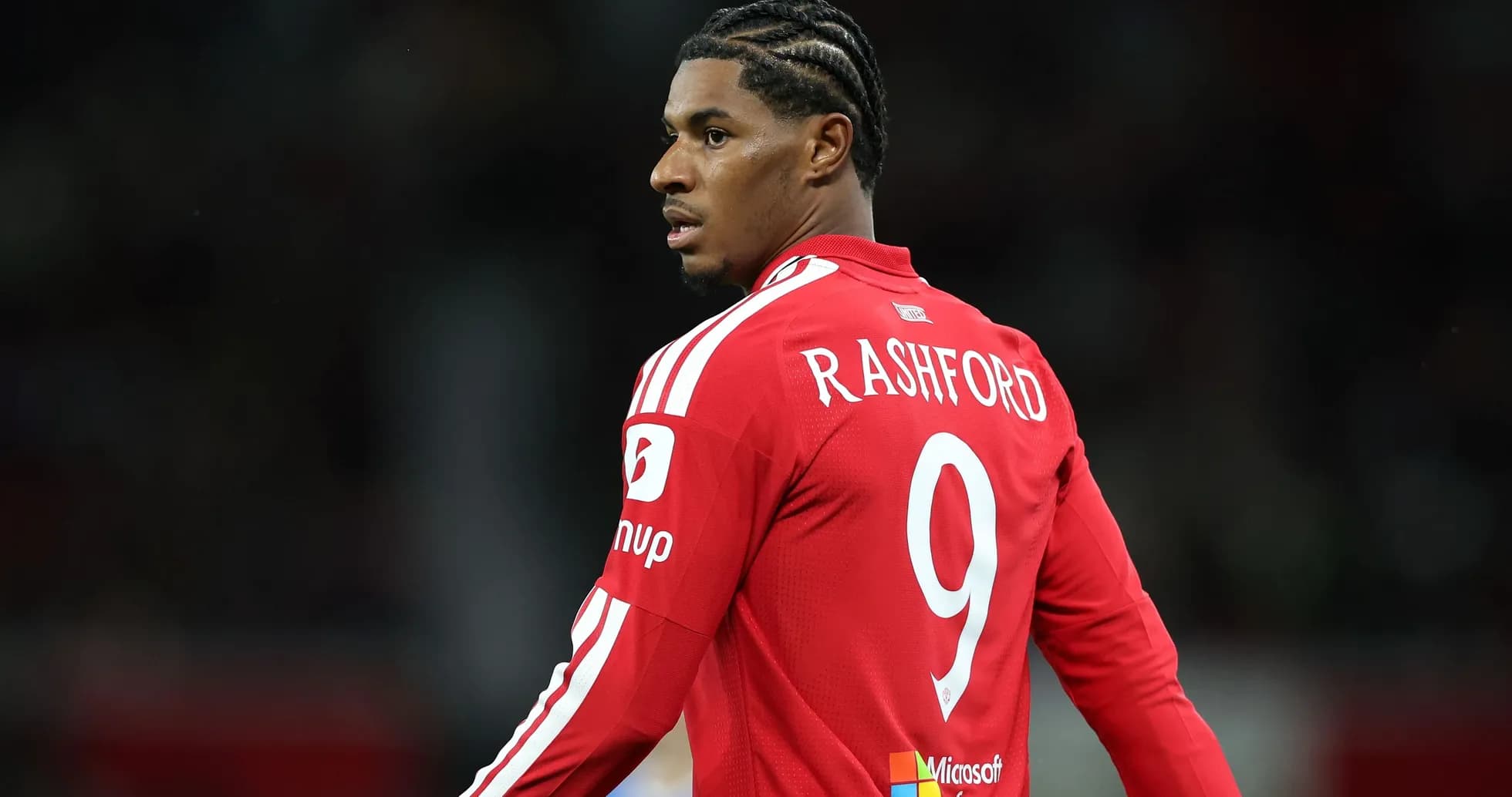 Jugador con camiseta roja de Manchester United en el campo