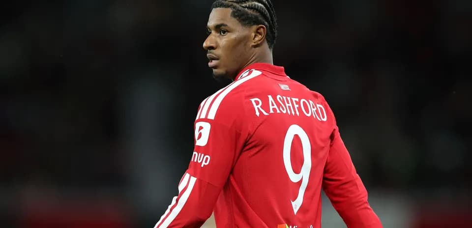 Jugador con camiseta roja de Manchester United en el campo