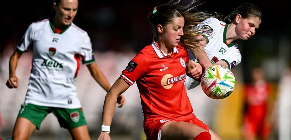 Jugadoras compitiendo por el balón en partido de fútbol
