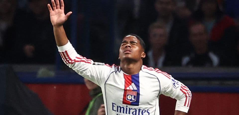 Jugador de Lyon levantando la mano durante el partido