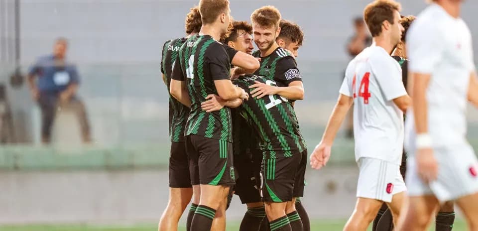 Jugadores celebrando un gol durante el partido